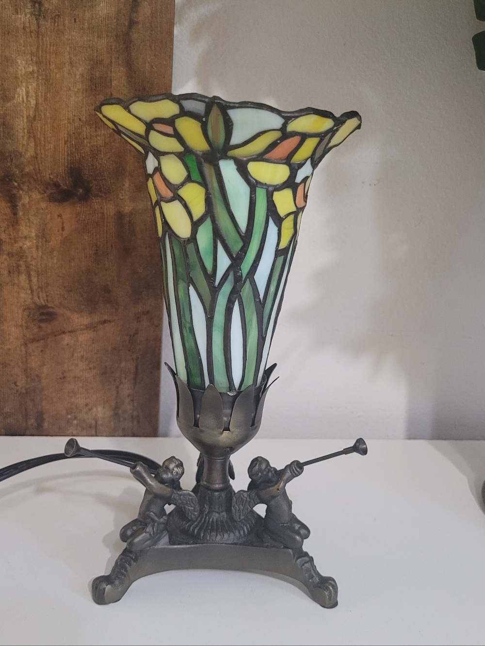 Tiffany Style Stained Glass Daffodil Buglers Cherubs Table Lamp